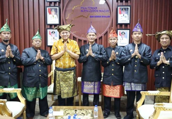 Bupati OKU Timur H Lanosin Mendapat Gelar Kehormatan Suttan Mangku Kewedanaan I