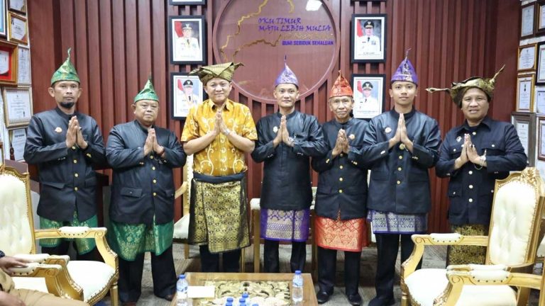 Bupati OKU Timur H Lanosin Mendapat Gelar Kehormatan Suttan Mangku Kewedanaan I